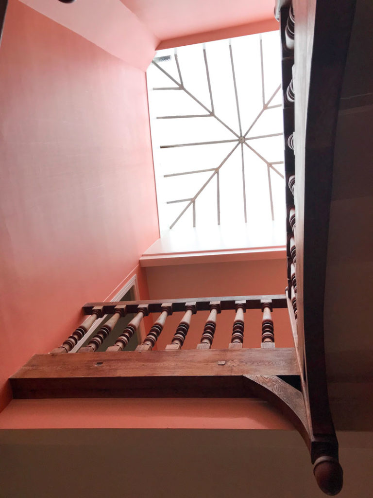 escaliers en bois avec vue sur verriere de toit