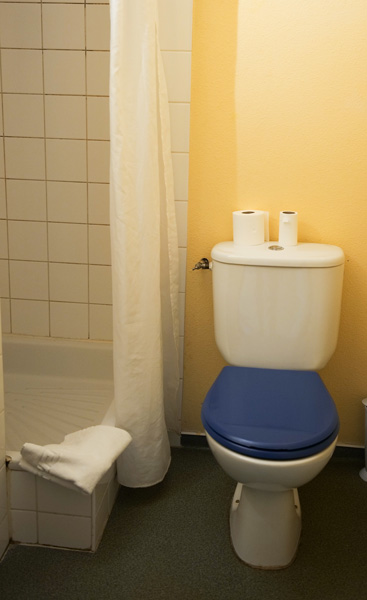 Salle-de-bain-toilette-douche-avant-renovation-hotel-altica-b&b-minimes