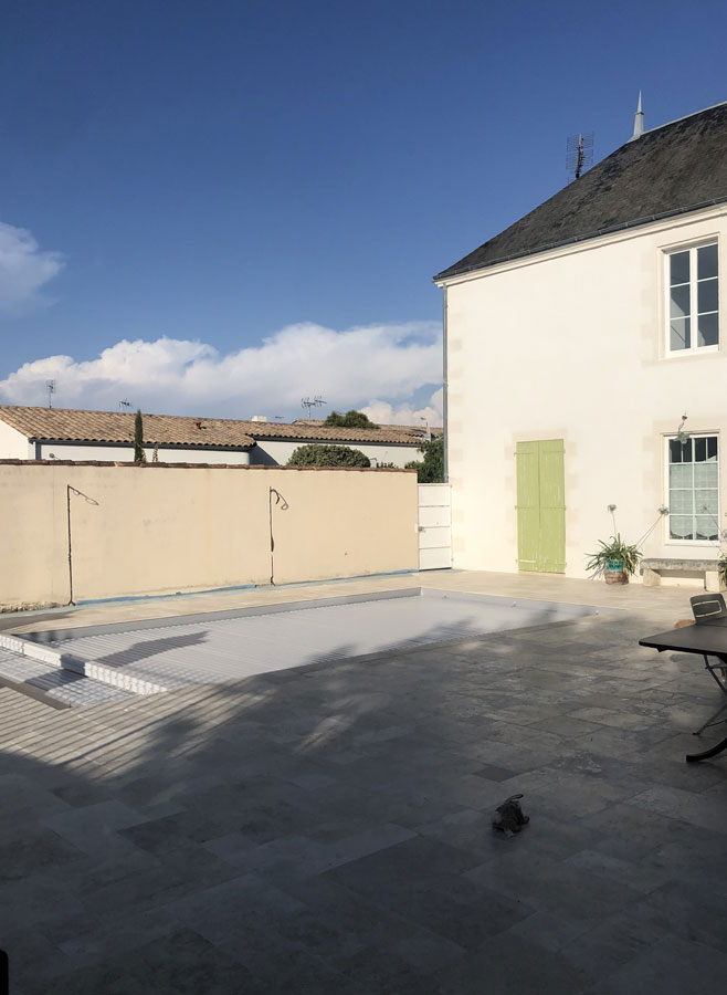 renovation-terrasse-travertin-avec-piscine-a-saint-xandre-maitrise-oeuvre