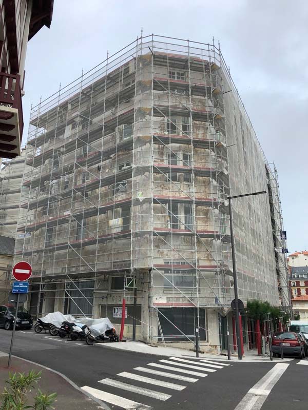 Pendant-travaux-ravalement-facades-hotellerie-accor-biarritz
