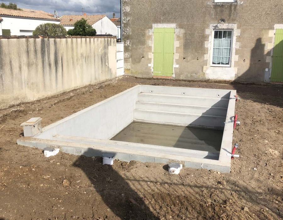 Déroulement du chantier de construction d'une piscine à Saint-Xandre