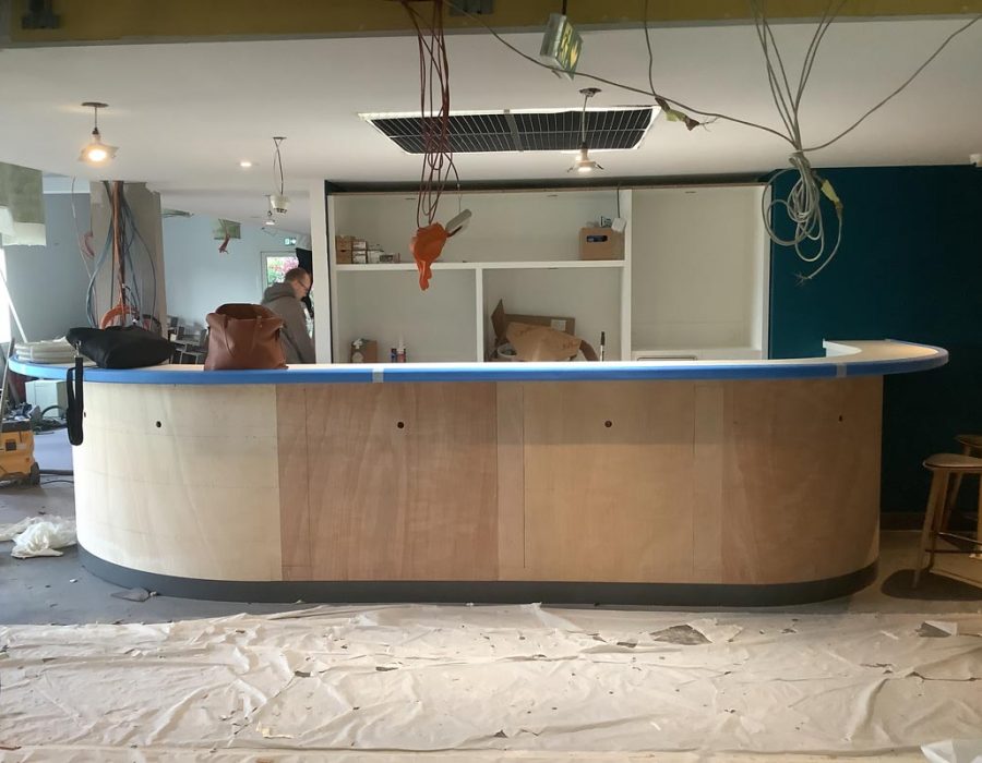 Installation du bar sur-mesure dans le cadre de la mission de suivi de chantier pour l'hôtel Greet de Floirac